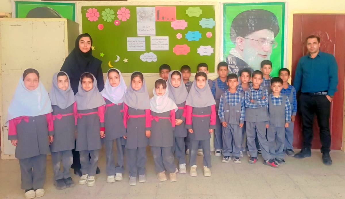 عکس یادگاری دانش آموزان دبستان شهید رحمت الله قلعه یزدانی روستا قلعه یزدان