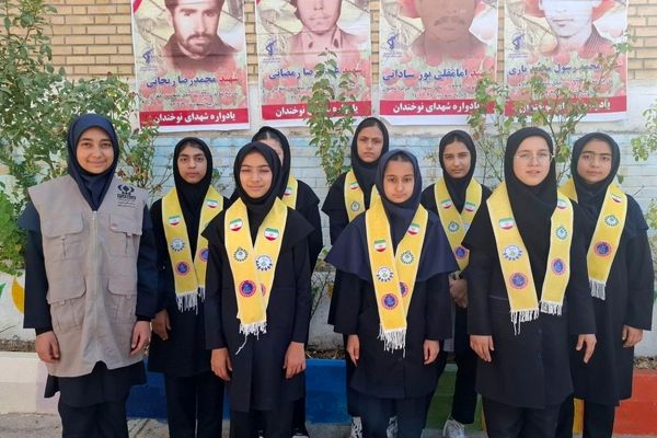 عکس یادگاری دانش آموزان نوخندانی