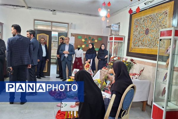 بازدید معاون پرورشی و فرهنگی ادارهکل شهرستانهای استان تهران از جشنواره انار در هنرستان امالبنین ورامین