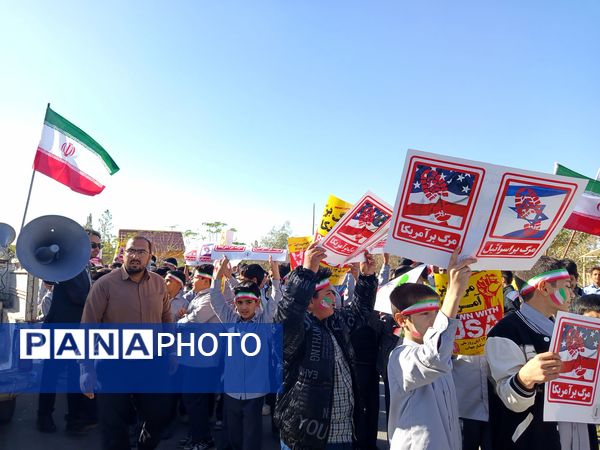 قدم‌های کوچک، ایمان‌های بزرگ؛ حضور باشکوه دانش‌آموزان دبستان برادران ابراهیمی‌نیا در ۱۳ آبان