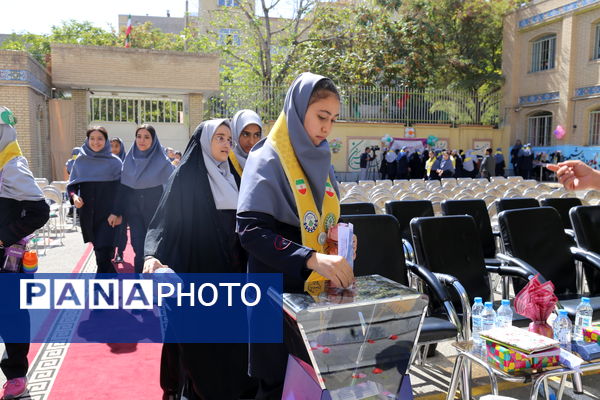 جشن عاطفه‌ها در دبیرستان ۱۳ آبان تبریز