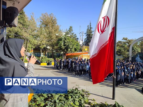 آیین نواختن زنگ نماز  باشعار «مِهربامُهر» در دبیرستان دوره اول آرمینه مصلی‌نژاد