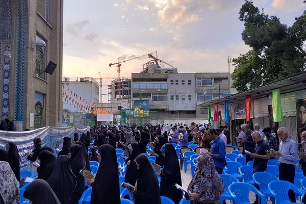 اجتماع «دیگه دیره» در آستان امام‌زاده حسن(ع) کرج به صدا درآمد