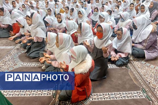 استقبال پرشور دانش‌آموزان دبستان صدیقه کبری(س)از خادمان رضوی در "چهارشنبه‌های امام رضایی"