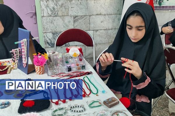  بازارچه کار آفرینی و دست سازه‌های دانش‌آموزی در دبستان دخترانه هدی