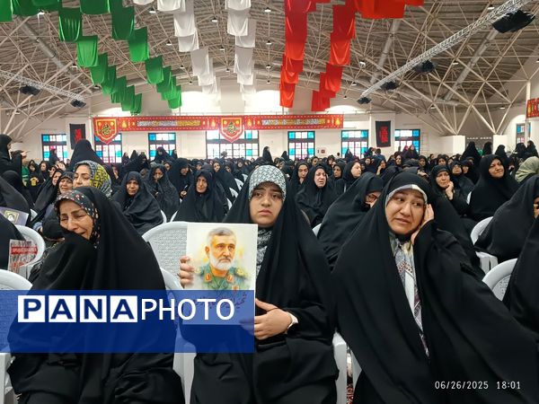 مراسم بزرگداشت شهدای حملات تروریستی رژیم صهیونسیتی در گلستان شهدای اصفهان 