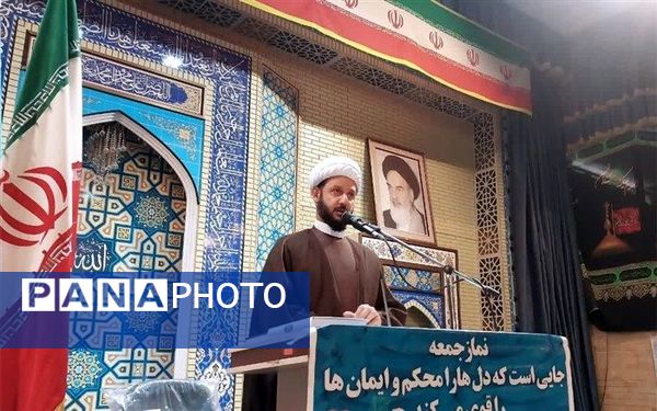 حضور دانش‌آموزان و فرهنگیان در نماز‌ جمعه صفادشت