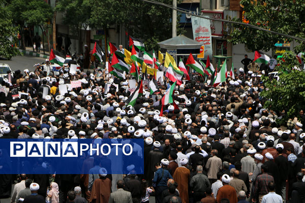 راهپیمایی نمازگزاران جمعه قم در محکومیت جنایات اردوگاه «النصیرات»