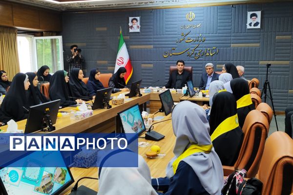دیدار صمیمی استاندار کردستان با جمعی از دختران نخبه استان