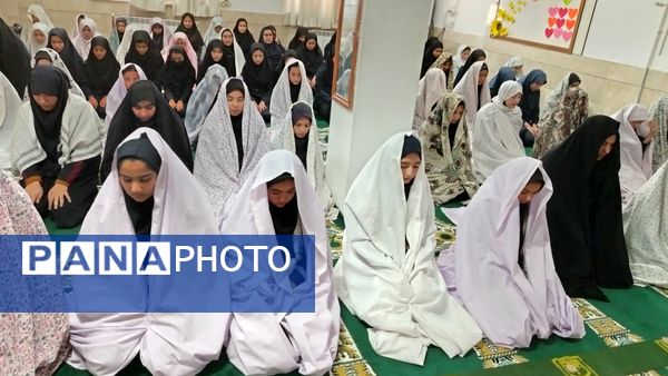 اقامه نماز جماعت ظهر و عصردر دبیرستان شهید مجید دهنوی 