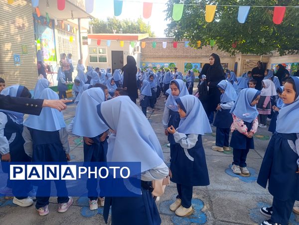 زنگ آغاز مهر در دبستان دخترانه مهر و ماه آشخانه 