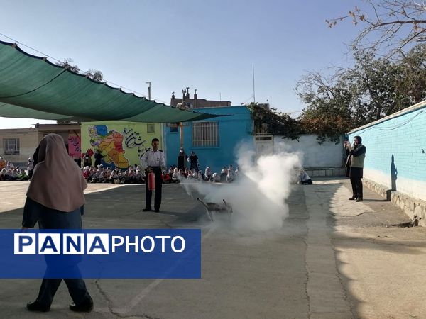 آموزش اطفاء حریق در مدرسه ناهید نخودی