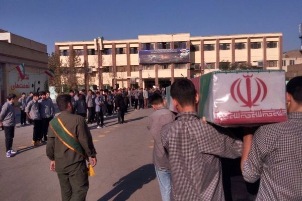 تجدید میثاق نسل نوجوان با آرمان‌های شهدا در مراسم تشییع شهید گمنام ورامین