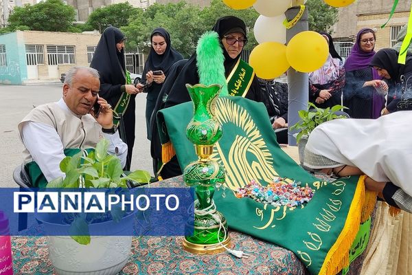 عطر حرم رضوی در رباط‌کریم پیچید؛ پرچم‌گردانی خادمان امام رضا (ع) در مدرسه شهید آقچه‌لو