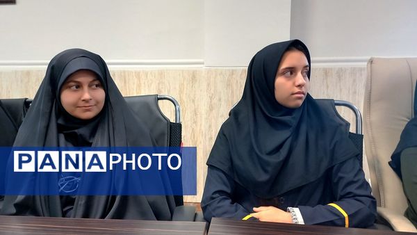 حضور مدیر آموزش و پرورش ملارد در جمع دانش‌آموزان برتر مسابقات قرآنی و فرهنگی هنری دبیرستان شاهد شهدای اقتدار