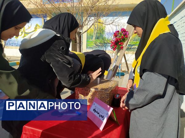 انتخابات شورای دانش آموزی در دبیرستان دخترانه امید 