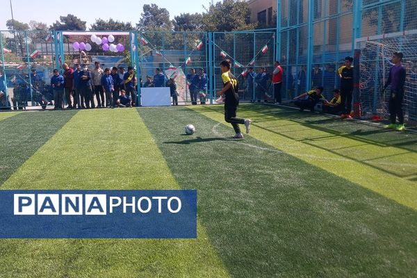 برگزاری مراسم افتتاحیه زمین چمن مصنوعی در دبیرستان شاهد علامه طباطبایی ناحیه دو شهرری 