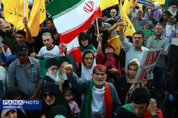 تجمع مردمی بشارت فتح در میدان انقلاب