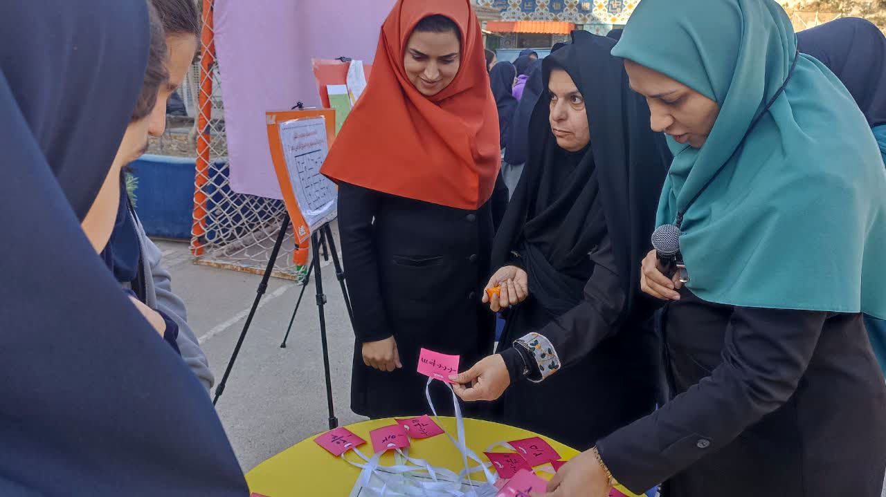  گرامیداشت دهه ریاضیات در دبیرستان آرمیتا مصلی‌ نژاد