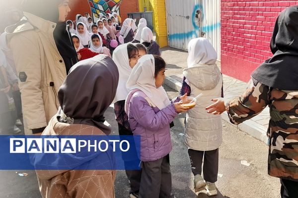 مراسم عزاداری فاطمیه با برکت پرچم امام حسین(ع) در مدرسه آیت‌الله خامنه‌ای