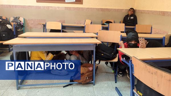 مانور زلزله در مدرسه محمد باقر بهزاد