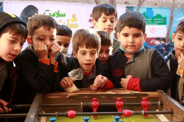 صبحگاه پرشور پاییزی در مدرسه نور ایمان بهارستان‌دو