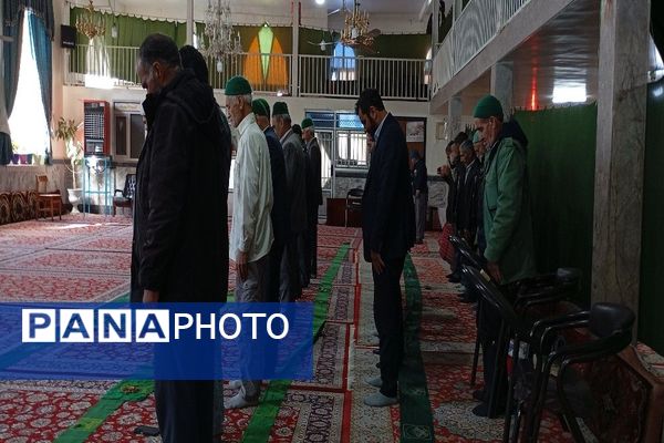 اقامه نماز جماعت باحضور معتکفین در مسجد جامع شهر بار نیشابور 