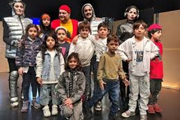 تئاتر، فرصتی برای آشنایی کودکان با هویت و افسانه‌های ملی ایران است