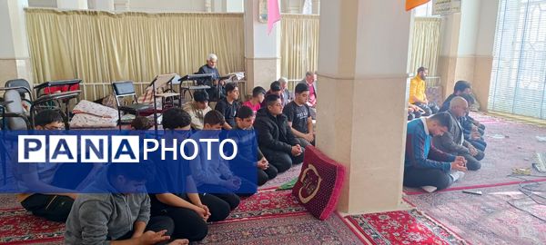 مراسم معنوی اعتکاف دانش‌آموزان پسر ابرکوهی در مسجد چهارده معصوم 