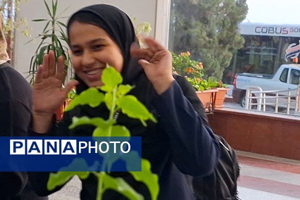 استقبال از زائران حرم امام رئوف در فرودگاه شیراز