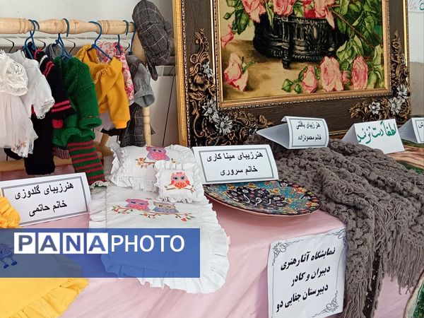 نمایشگاه آثار هنری معلمان دبیرستان جفایی در هفته معلم