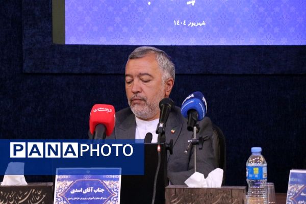 تجلیل از دانش آموزان افتخارآفرین خراسان رضوی در کنکور سراسری و مدال آور در المپیادهای علمی جهانی