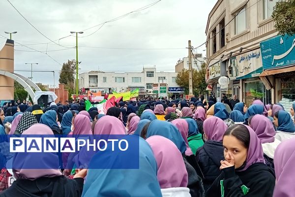 حماسه‌آفرینی دانش‌آموزان کمیجانی در راهپیمایی۱۳ آبان 