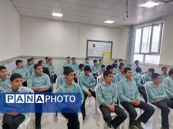 جلسه سفیران سلامت در دبیرستان رئیس زاده شهرستان خلیل آباد 