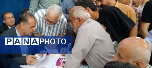 برپایی میز خدمت ادارات در مصلای نماز جمعه شهرستان محمودآباد