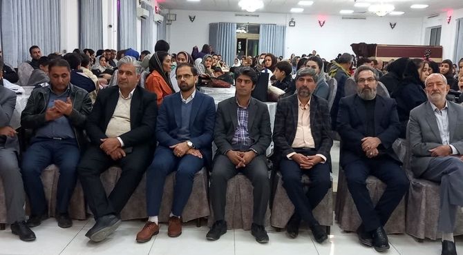 دانش‌آموزان برگزیده هنرهای آوایی آباده بر سکوی افتخار