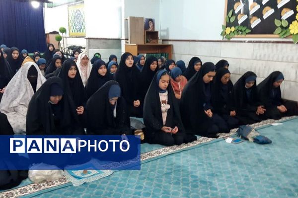  نماز باران در مدرسه جنت با حضور جمعی دانش‌آموزان