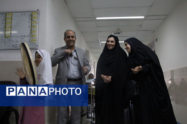 تقدیر دانشآموزان دبستان دخترانه صادقیان یزد از مادر پرستار