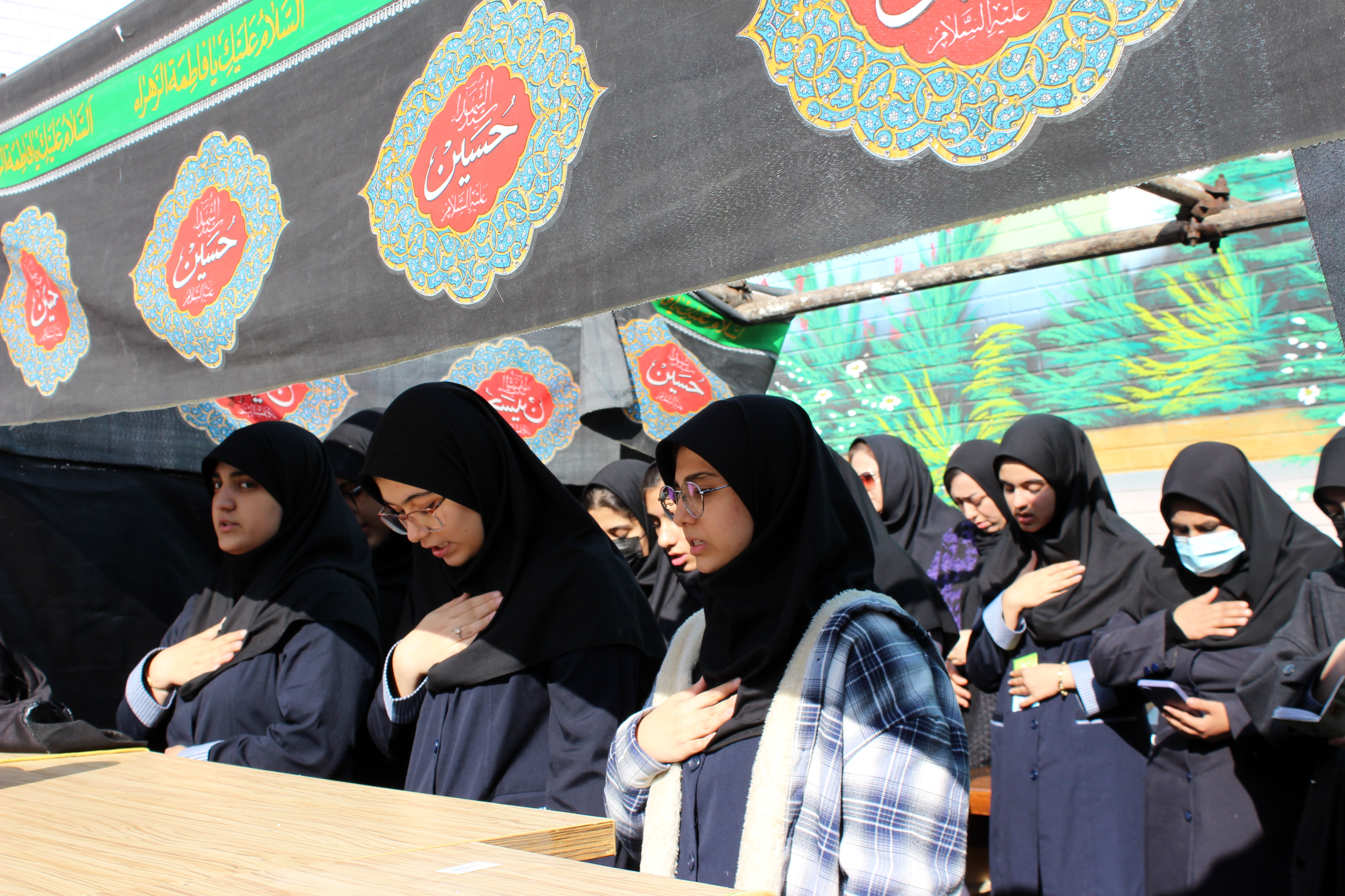 توزیع آش نذری ایام فاطمیه در دبیرستان سردار شهید قاسم سلیمانی