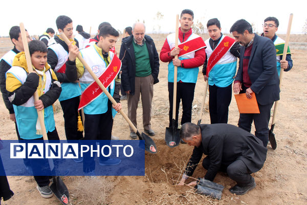 جلوه‌هایی از آیین درختکاری در اردوگاه شهدای 15 خرداد قم