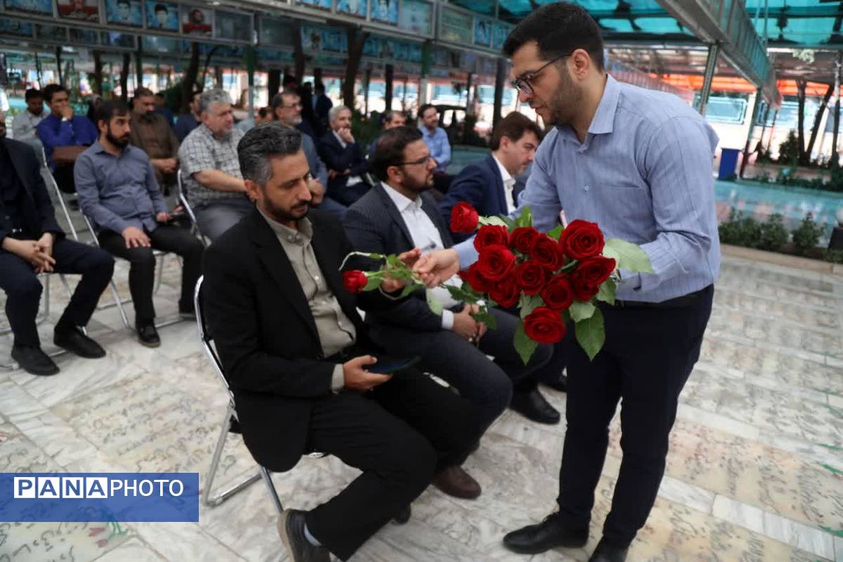 آیین غبارروبی مزار شهدا با حضور اصحاب رسانه در قم