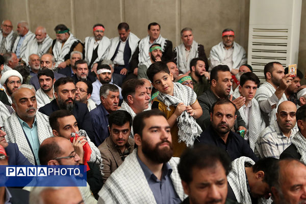دیدار پیشکسوتان و فعالان دفاع مقدس و مقاومت با مقام معظم رهبری