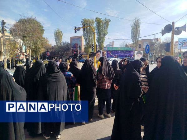 حضور پرشور دانش‌آموزان دبیرستان هیئت امنایی معراج اردبیل در راهپیمایی روز ۱۳ آبان ماه