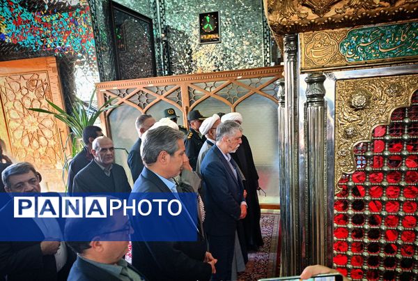 وزیر فرهنگ و ارشاد اسلامی غبار از مزار شهدای امامزاده سید حمزه کاشمر برداشت