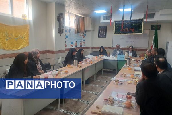  جلسه مدیران قطب ۵ دوره ابتدایی در مدرسه قائم(عج) بهارستان‌دو