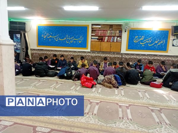 اقامه نماز جماعت ظهر توسط دانش آموزان مدرسه شهید نوروز علی حسینی 