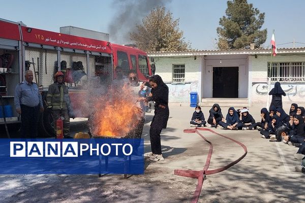 آموزش اصول اولیه آتش‌نشانی در مدرسه زکیه صباشهر
