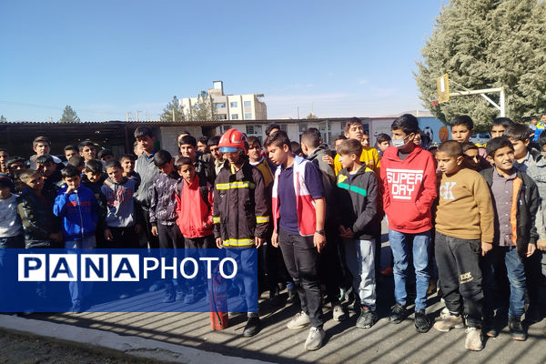 دانش‌آموزان مدرسه شهید باهنر لردگان آماده مقابله با زلزله شدند