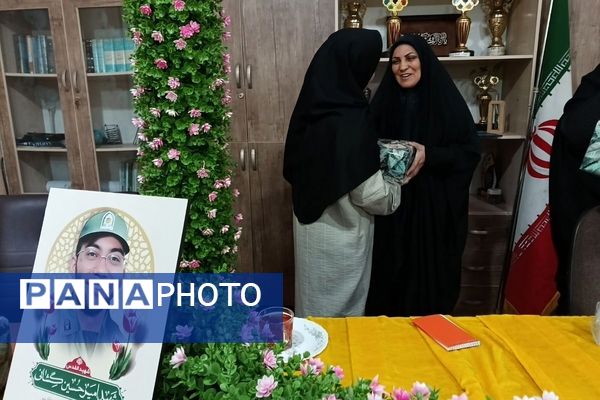 حضور مادر شهید امیرحسین گشانی و قدردانی از معلمان