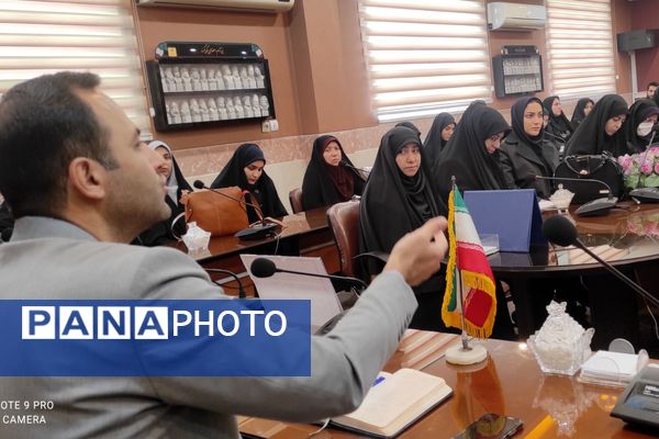 هم‌افزایی نیروهای پرورشی قطب پرند در نشست تخصصی رباط‌کریم